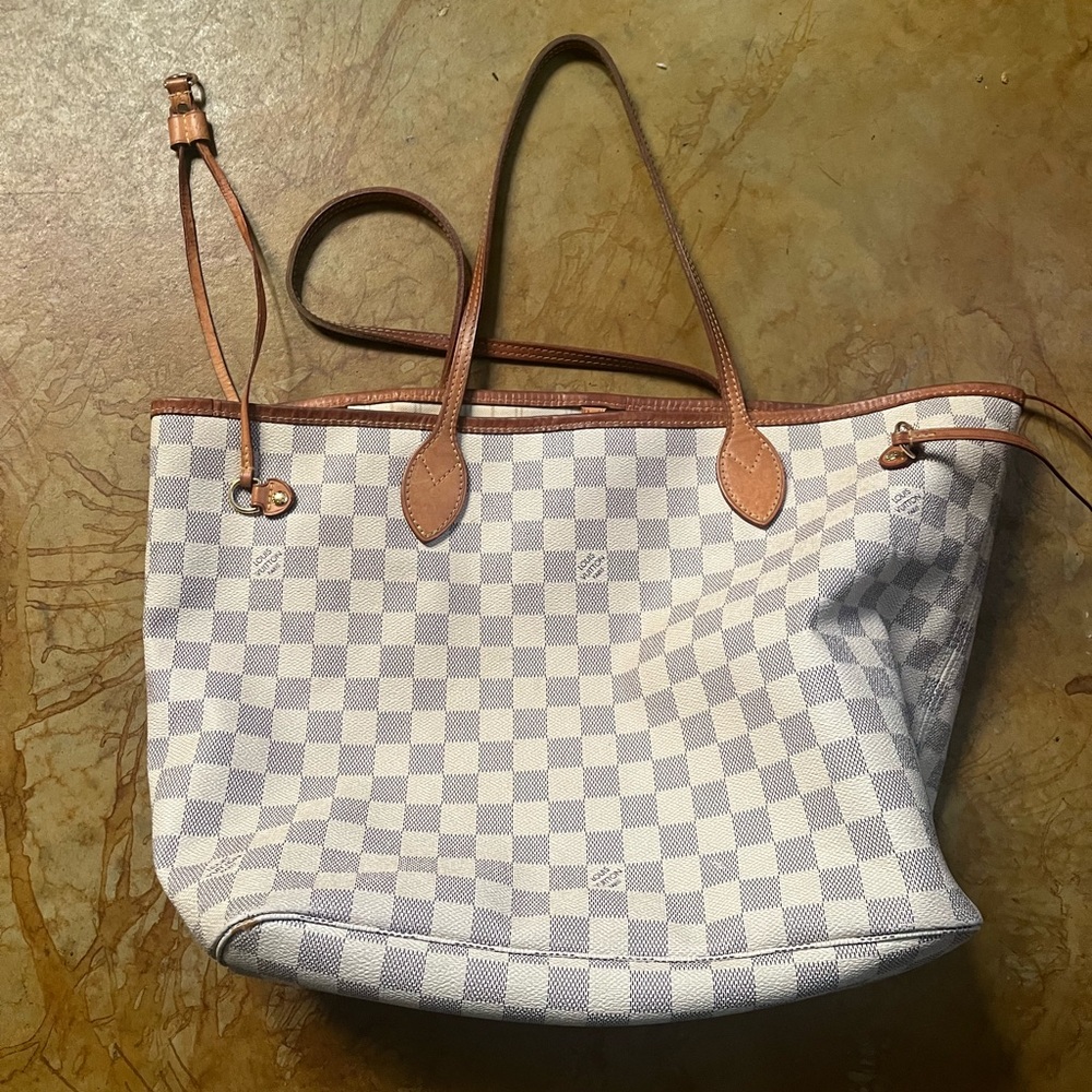 Louis Vuitton White and Tan Checkered Tote
Deleting closet within 24 Hrs. $400